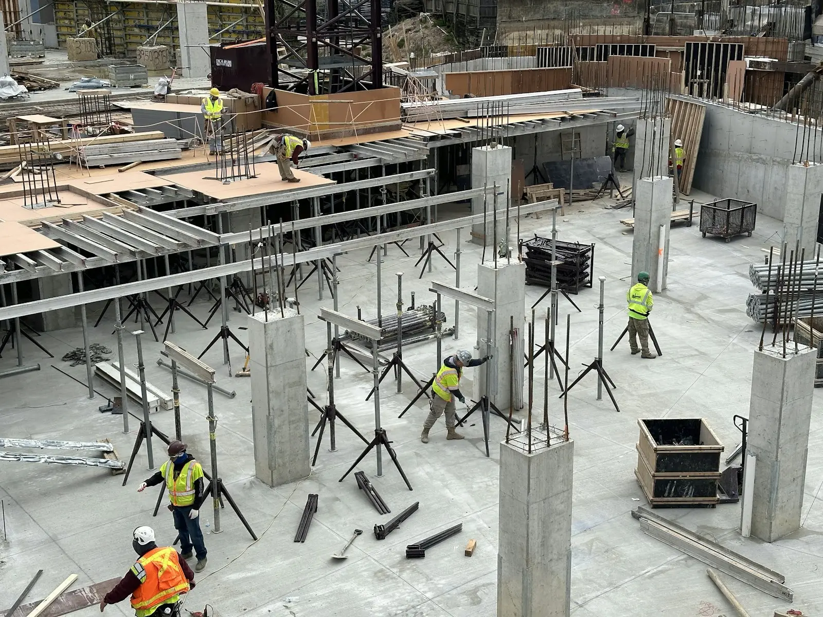 Estructura en concreto con formaleta en ejecución
