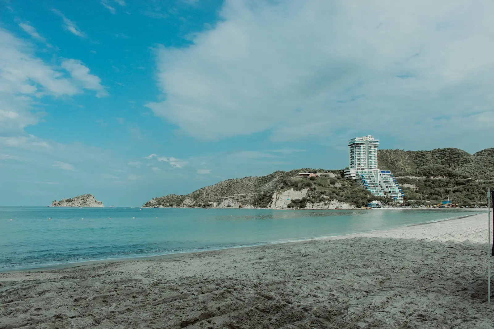 Bahía de Santa Marta con el Morro y torres frente al mar