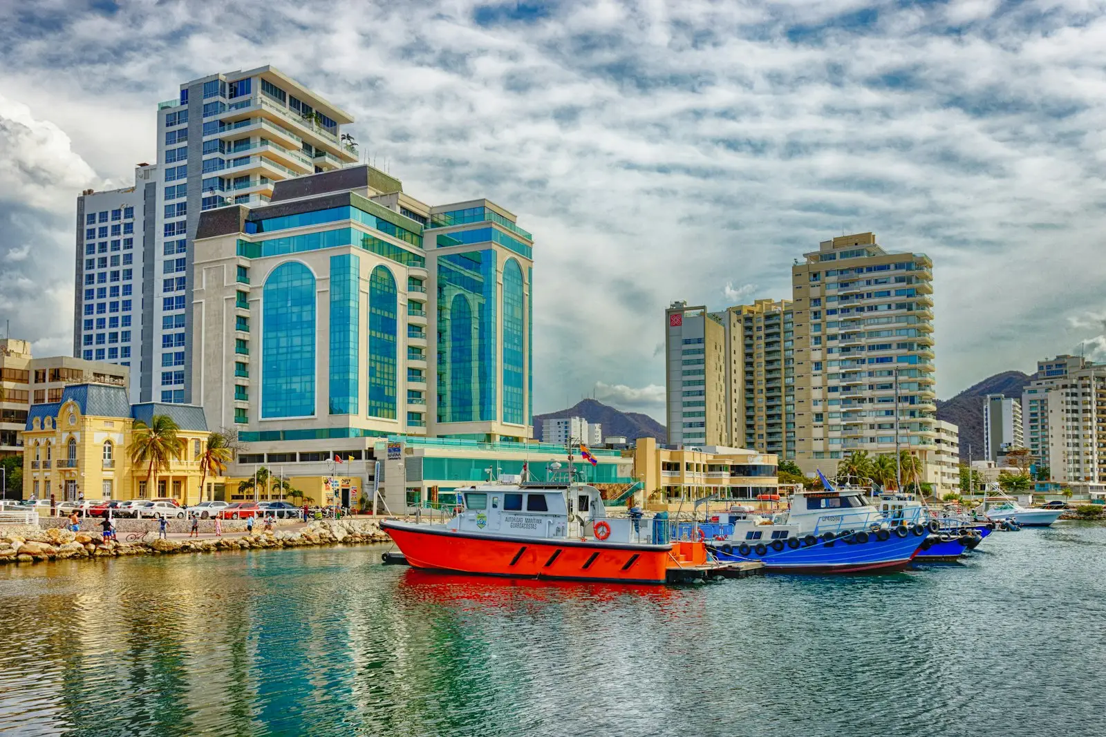 Marina y torres de Santa Marta