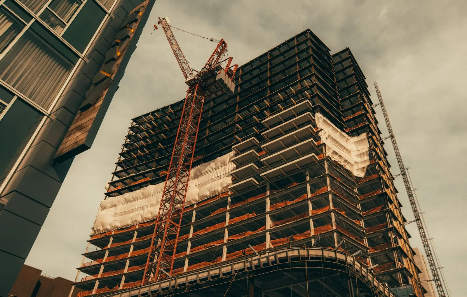 Torre en estructura con grúa